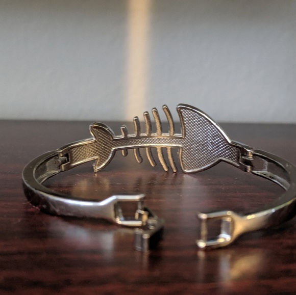 Gorgeous Fish Bone Halloween Jewelry Bracelet nice - Picture 2 of 3